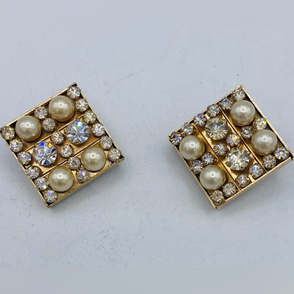 Vintage 80s-90s Square Gold Tone Faux Pearl/Rhinestone Clip On Earrings 1”x1” - Picture 2 of 8